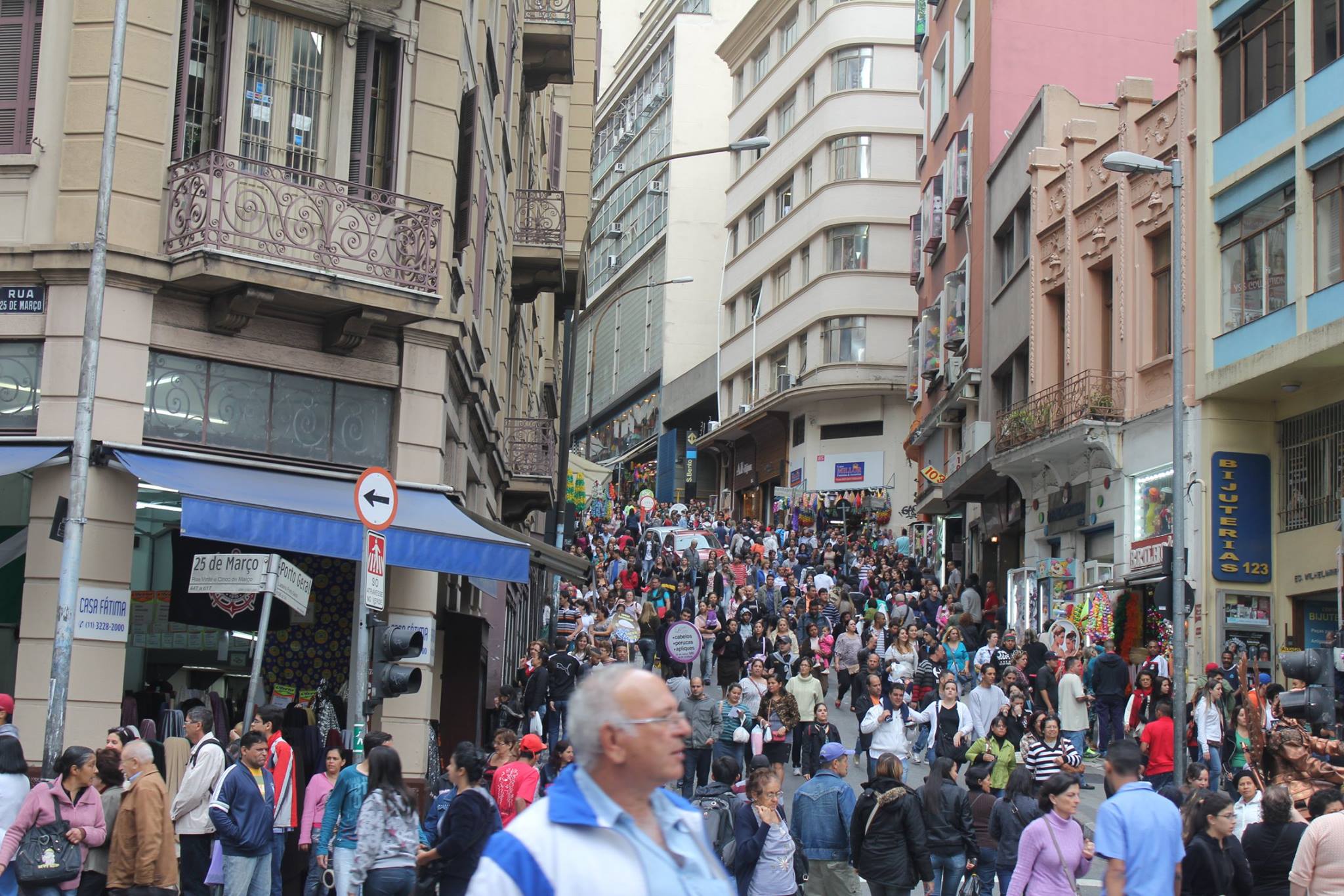 "Rua 25 de Março”, C.araujo26, Wikimedia Commons
