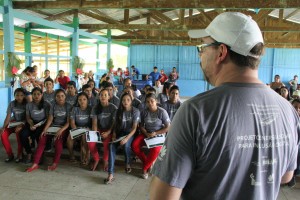 Sandro Rigatieri e a turma de formandos, Foto - João Cunha